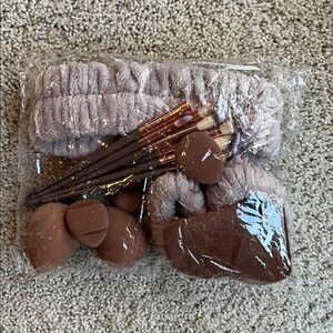 Cosmetic Kit - make up sponges and brushes
